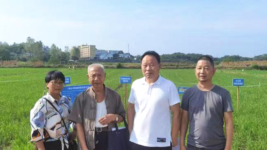 常德市科協(xié)黨組成員、副主席李風(fēng)看望老科技工作者并考察科技示范項目